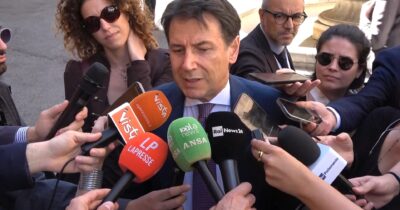 Copertina di Ucraina, Conte: “Meloni assente ai negoziati? Ovvio, ha fallito totalmente puntando sulla vittoria sulla Russia”