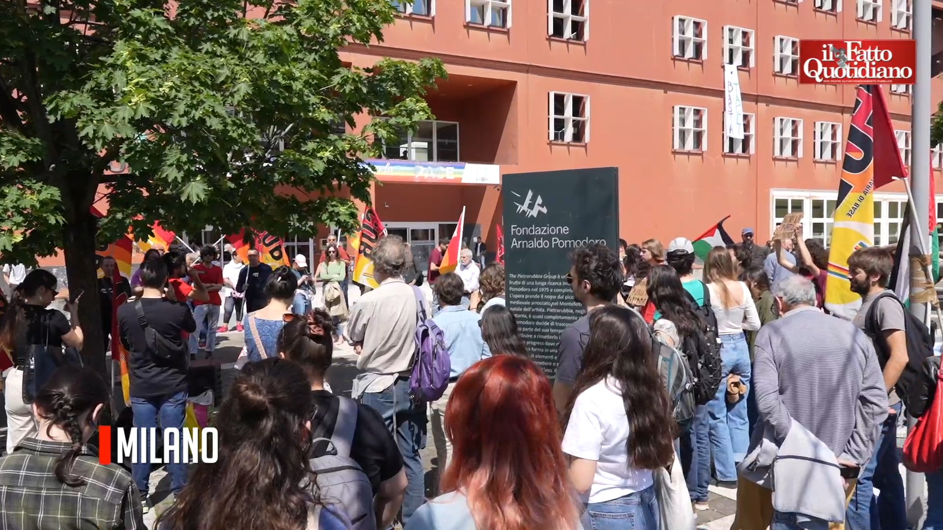 “Ogni euro dato alle armi è un euro tolto all’Università”: la protesta dei ricercatori precari a Milano – Video “Ogni euro dato alle armi è un euro tolto all’Università”: la protesta dei ricercatori precari a Milano – Video