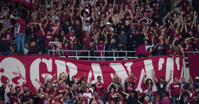 Tifosi cadono dalla curva Maratona: partita sospesa. Cosa è successo durante Torino-Inter