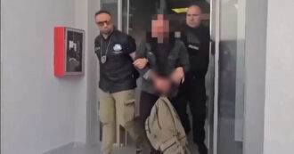 Copertina di Trafficante di migranti estradato dall’Albania: “Giro d’affari milionario sulla rotta del Mediterraneo orientale”