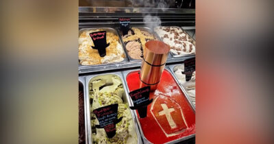 Copertina di Habemus gelatum: sui social è “papa mania”. Così una gelateria di Monaco reinventa i gusti a tema Vaticano – Video