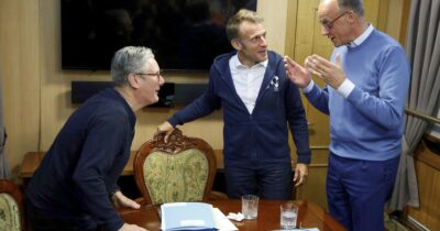 Copertina di “Cocaina sul tavolo di Macron? È solo un fazzoletto”: l’Eliseo e le “fake news” social sul video con Merz e Starmer