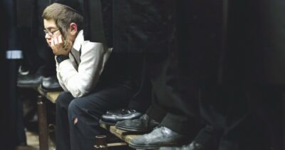 Copertina di “La vita è proprio uno schifo”. Meglio riderci su (con Kafka)