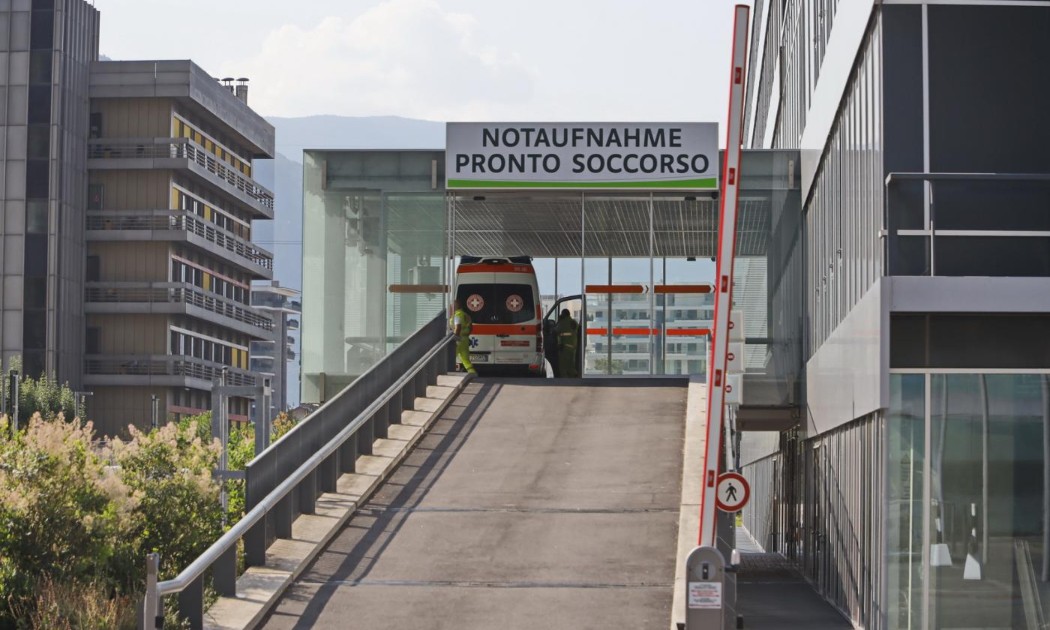 Trascina la moglie per i capelli e la picchia davanti ai figli, arrestato 45enne a Bolzano Trascina la moglie per i capelli e la picchia davanti ai figli, arrestato 45enne a Bolzano