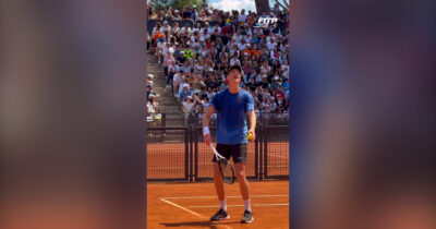 Copertina di Le Frecce Tricolori sorvolano il Foro Italico: Sinner si blocca e resta bocca aperta durante l’allenamento – Video