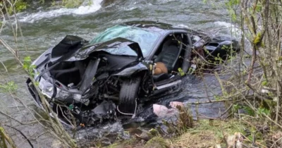 Copertina di Tragedia al raduno di Supercar: Ferrari da 300 mila euro esce di strada, si ribalta e si schianta in un fiume, morti i due passeggeri