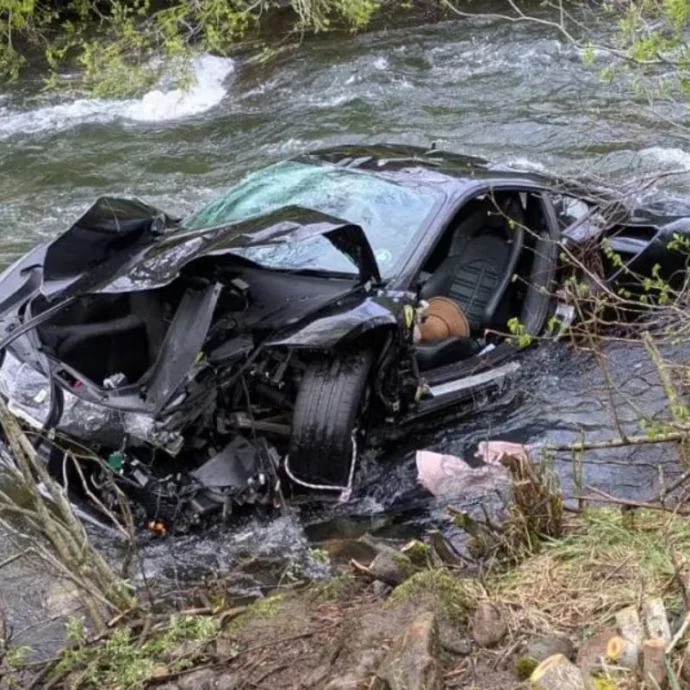 Tragedia al raduno di Supercar: Ferrari da 300 mila euro esce di strada, si ribalta e si schianta in un fiume, morti i due passeggeri