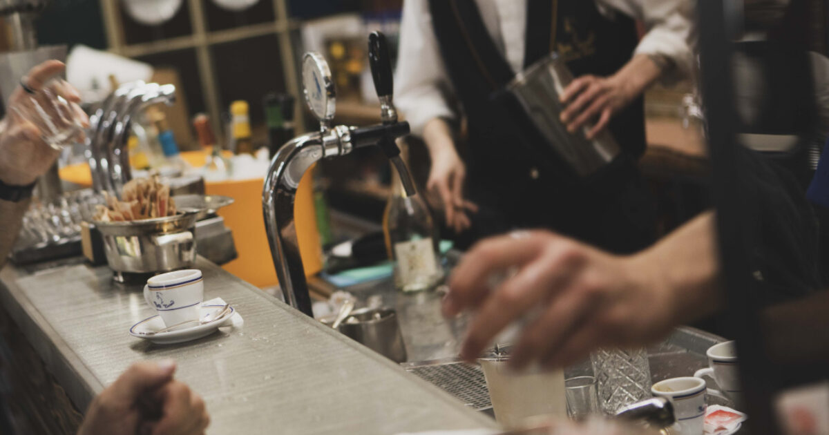 Raggiunge la moglie al bar dove lavora e le strappa le mutande: 40enne denunciato per violenza privata Raggiunge la moglie al bar dove lavora e le strappa le mutande: 40enne denunciato per violenza privata