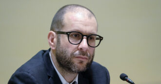 Copertina di Paragon, consulenza sui telefoni: “Non fu l’Aisi a spiare il giornalista Cancellato”. Ma l’attacco avvenne lo stesso giorno di Caccia e Casini intercettati dai servizi