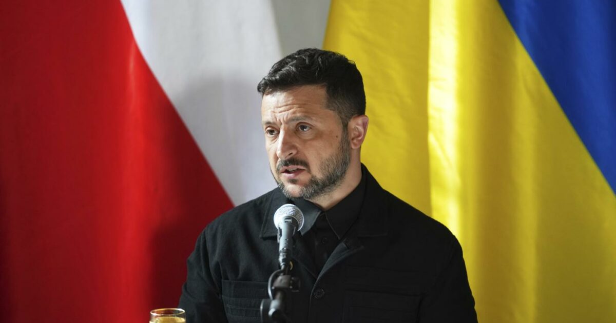 Ucraina, attesa per i negoziati a Istanbul. Zelensky: “Da Mosca strano silenzio, Trump venga in Turchia”