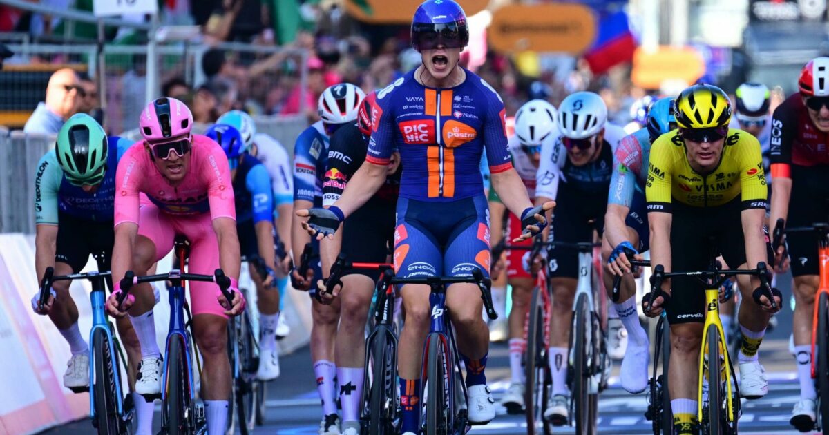 giro d italia il giovane van uden beffa tutti in volata a lecce all arrivo esposti striscioni propalestina da Ilfattoquotidiano.it giro d italia il giovane van uden beffa tutti in volata a lecce all arrivo esposti striscioni propalestina