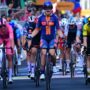 Copertina di Giro d’Italia, il giovane Van Uden beffa tutti in volata a Lecce. All’arrivo esposti striscioni pro-Palestina