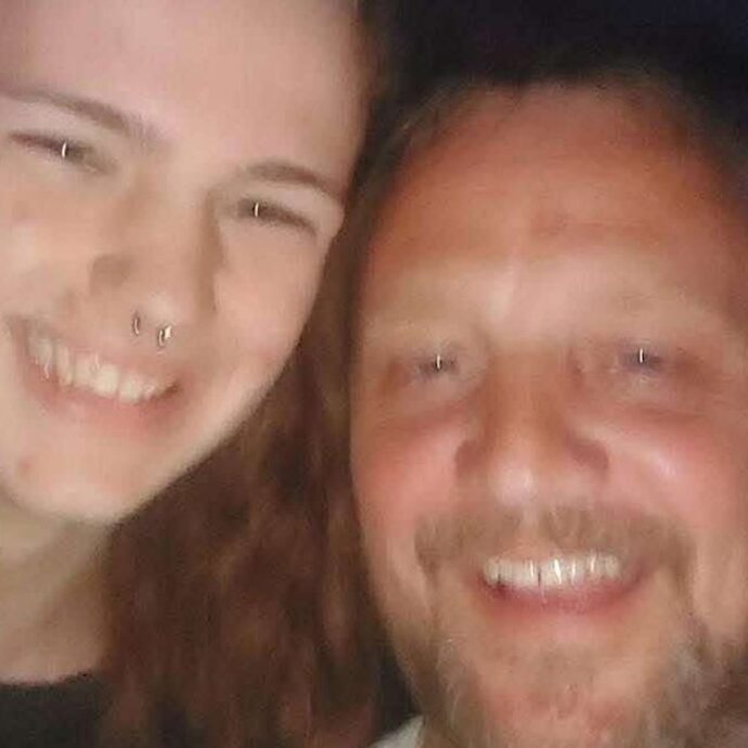Si tuffa in mare per salvare il figlio e muoiono entrambi: “Un’onda anomala ha trascinato via il ragazzo, poi il papà”