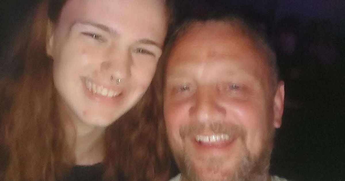 Si tuffa in mare per salvare il figlio e muoiono entrambi: “Un’onda anomala ha trascinato via il ragazzo, poi il papà” Si tuffa in mare per salvare il figlio e muoiono entrambi: “Un’onda anomala ha trascinato via il ragazzo, poi il papà”