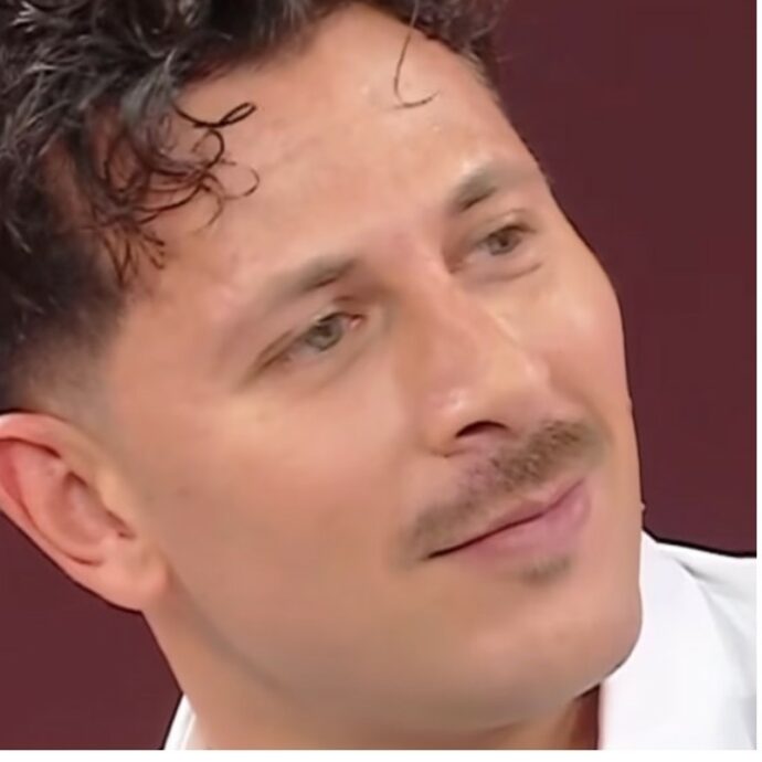 “Hai fatto qualcosa al viso? Sei passato dal chirurgo? Non ho capito cosa ti è successo”: Caterina Balivo imbarazza Pasquale La Rocca in diretta. E lui arrossisce