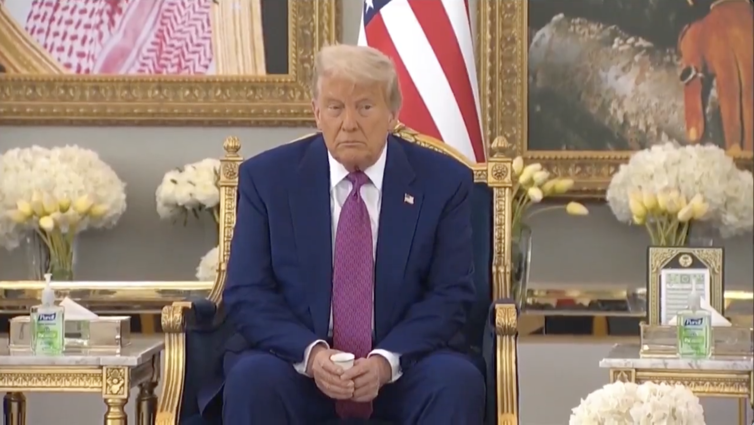 Trump in Arabia Saudita, il “mistero” del caffè offerto da Bin Salman: ecco come reagisce il presidente Usa