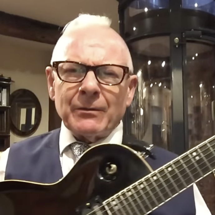 “Arrivato in ospedale mi hanno depilato le pa**e”: Robert Fripp ha avuto un infarto e ha subito due interventi. Il chitarrista dei King Crimson scherza