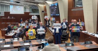 Referendum, protesta in Regione Lombardia: "La Russa? Avete paura del voto"