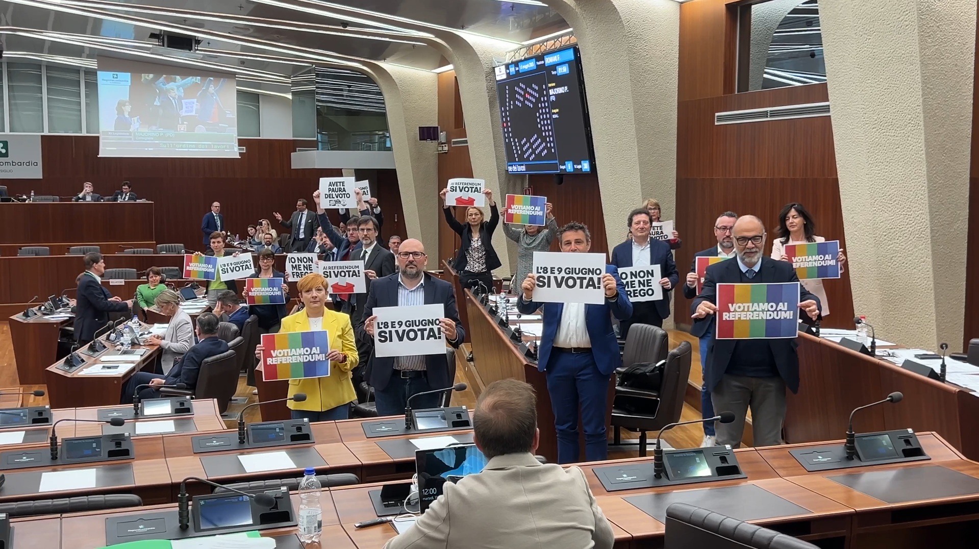 Referendum, protesta delle opposizioni in Regione Lombardia: “La Russa? Problema democratico, avete paura del voto” Referendum, protesta delle opposizioni in Regione Lombardia: “La Russa? Problema democratico, avete paura del voto”