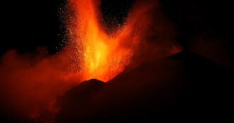 Copertina di Intense esplosioni dell’Etna nella notte: lo spettacolare video dell’attività stromboliana