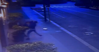 Copertina di Emanuele De Maria, in un video il momento in cui accoltella il collega davanti all’hotel Berna – Le immagini