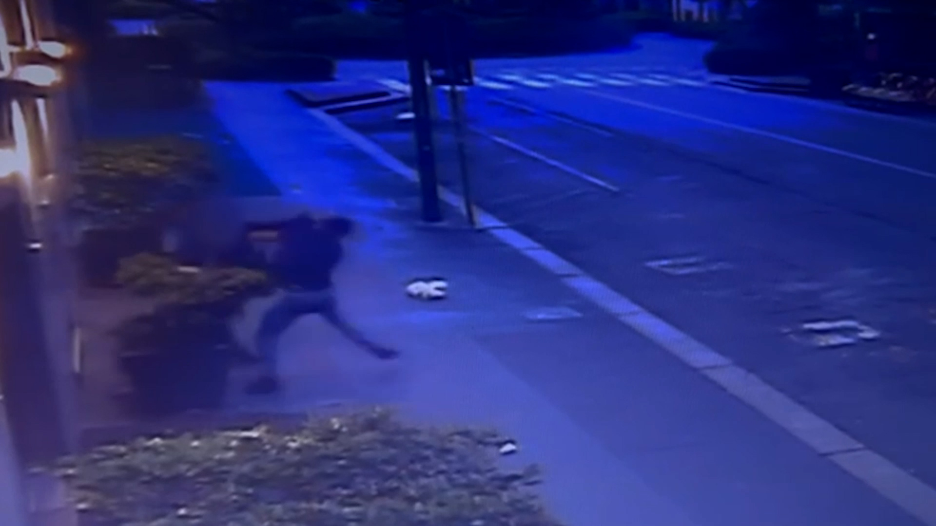 Emanuele De Maria, in un video il momento in cui accoltella il collega davanti all’hotel Berna – Le immagini Emanuele De Maria, in un video il momento in cui accoltella il collega davanti all’hotel Berna – Le immagini