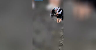 Copertina di Borseggiatore beccato con le mani nel sacco: ruba il portafogli a un turista ma viene arrestato in flagranza – Video