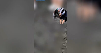 Copertina di Borseggiatore beccato con le mani nel sacco: ruba il portafogli a un turista ma viene arrestato in flagranza – Video