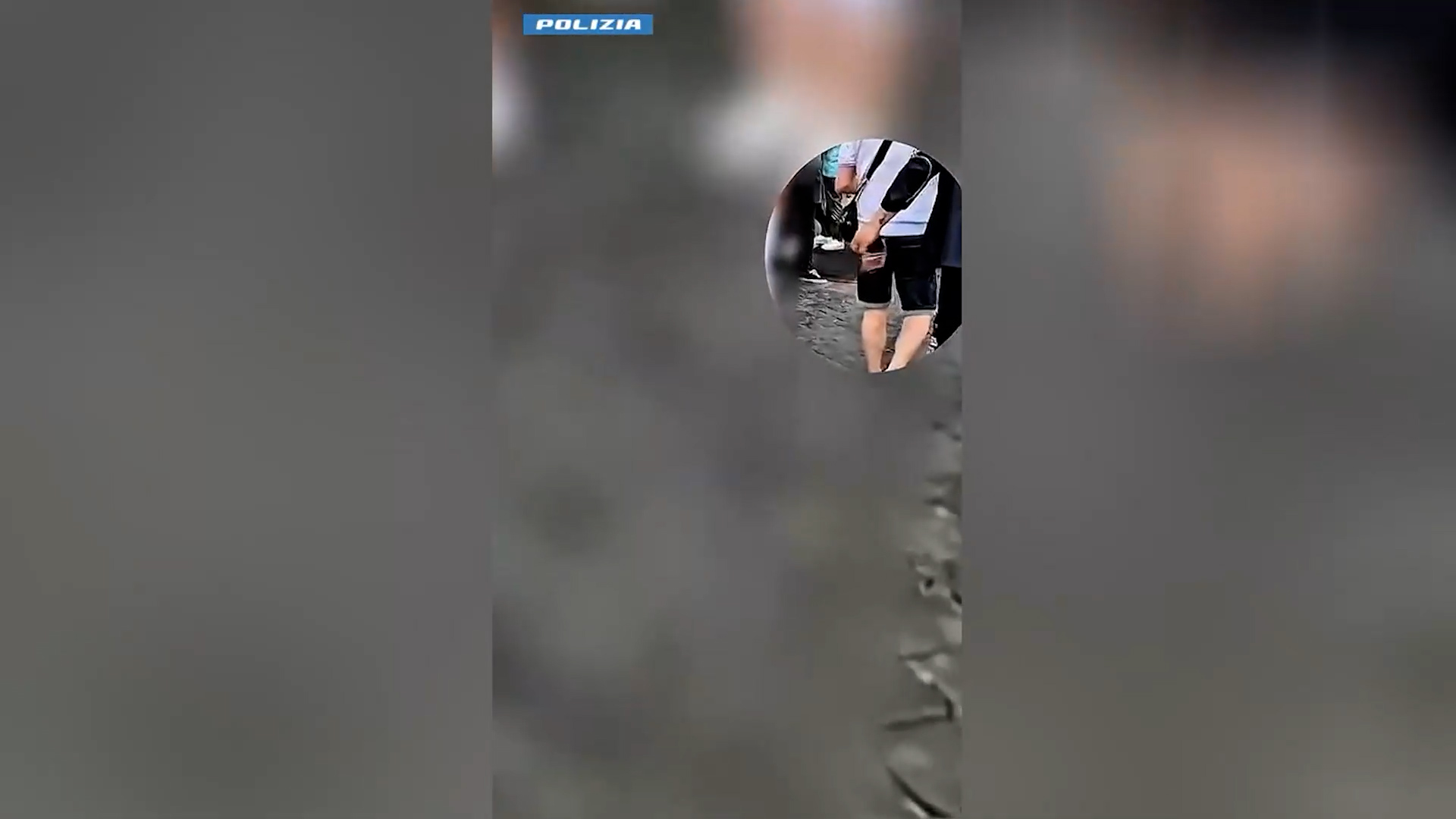 borseggiatore beccato con le mani nel sacco ruba il portafogli a un turista ma viene arrestato in flagranza – video da Ilfattoquotidiano.it borseggiatore beccato con le mani nel sacco ruba il portafogli a un turista ma viene arrestato in flagranza – video