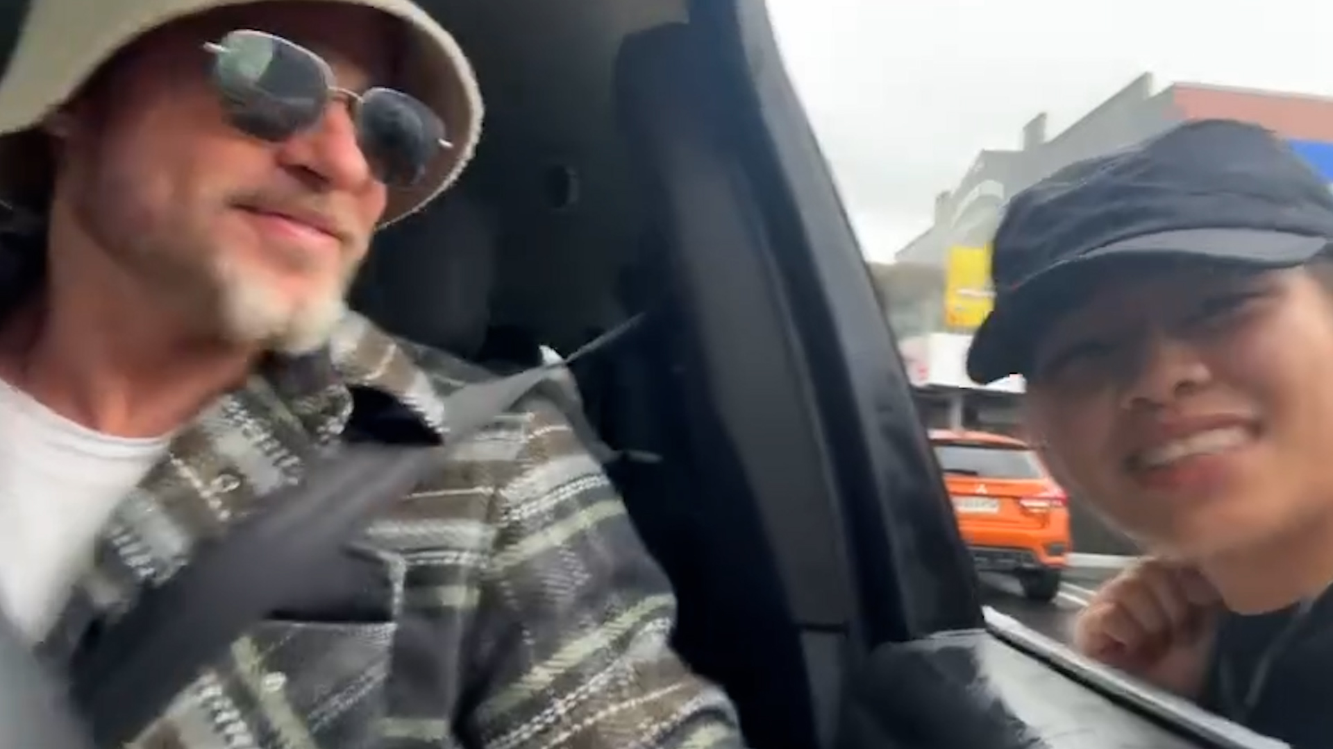 Brad Pitt al McDrive in Nuova Zelanda: l’incontro con la dipendente fan (che riceve una risposta seccata) – Video Brad Pitt al McDrive in Nuova Zelanda: l’incontro con la dipendente fan (che riceve una risposta seccata) – Video