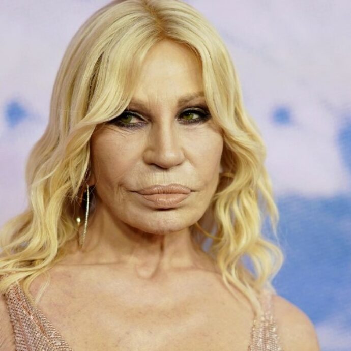 “Vergognoso trarre profitto dalla nostra tragedia”: la rabbia della stilista contro il ristorante “Donatella”. Il locale aperto accanto alla villa di Gianni Versace