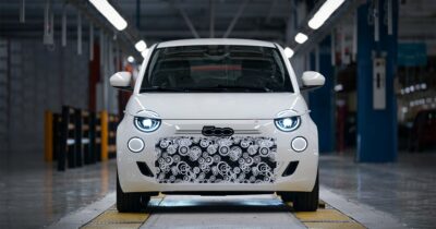 Copertina di Fiat 500e, la versione ibrida verrà prodotta a Mirafiori a partire da novembre 2025