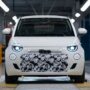 Copertina di Fiat 500e, la versione ibrida verrà prodotta a Mirafiori a partire da novembre 2025