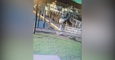 Copertina di “Guidatore inesperto” esce dal molo e vola su un pontile galleggiante con una Jeep: il video dell’incidente