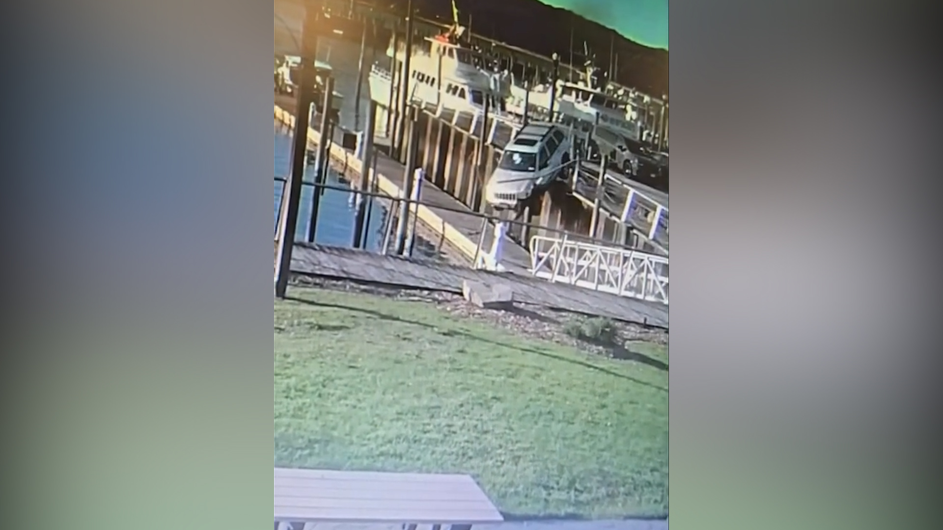 guidatore inesperto esce dal molo e vola su un pontile galleggiante con una jeep il video dell incidente da Ilfattoquotidiano.it guidatore inesperto esce dal molo e vola su un pontile galleggiante con una jeep il video dell incidente