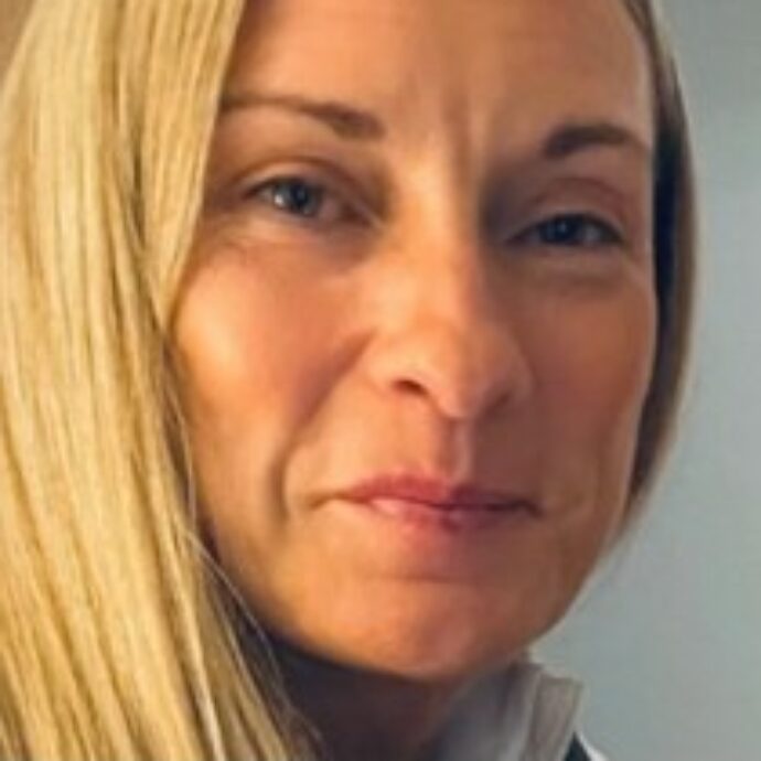“Avevo un neo sul braccio che mi sembrava normalissimo ma quando l’ho tolto la diagnosi è stata tremenda, ora ho 77 punti e una nuova consapevolezza”: la storia di Jane Murray