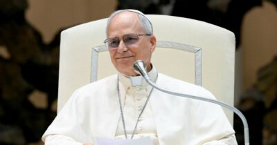 Copertina di Tavolo delle trattative Russia-Ucraina in Vaticano? L’ok di Trump e di Kiev alla proposta di Leone XIV. Così il nuovo Papa lavora per “sbloccare” il Cremlino