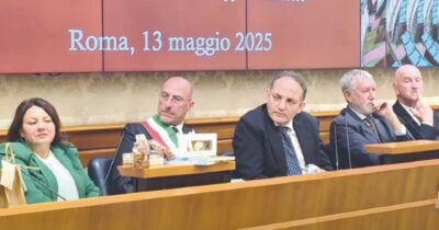 Copertina di Mandorle, porchetta, ostriche:  il Parlamento diventa una sagra