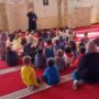 Copertina di Grande scandalo su giornali e tra i partiti per la gita in moschea. Ma il ministero certifica: “Nessuna irregolarità”