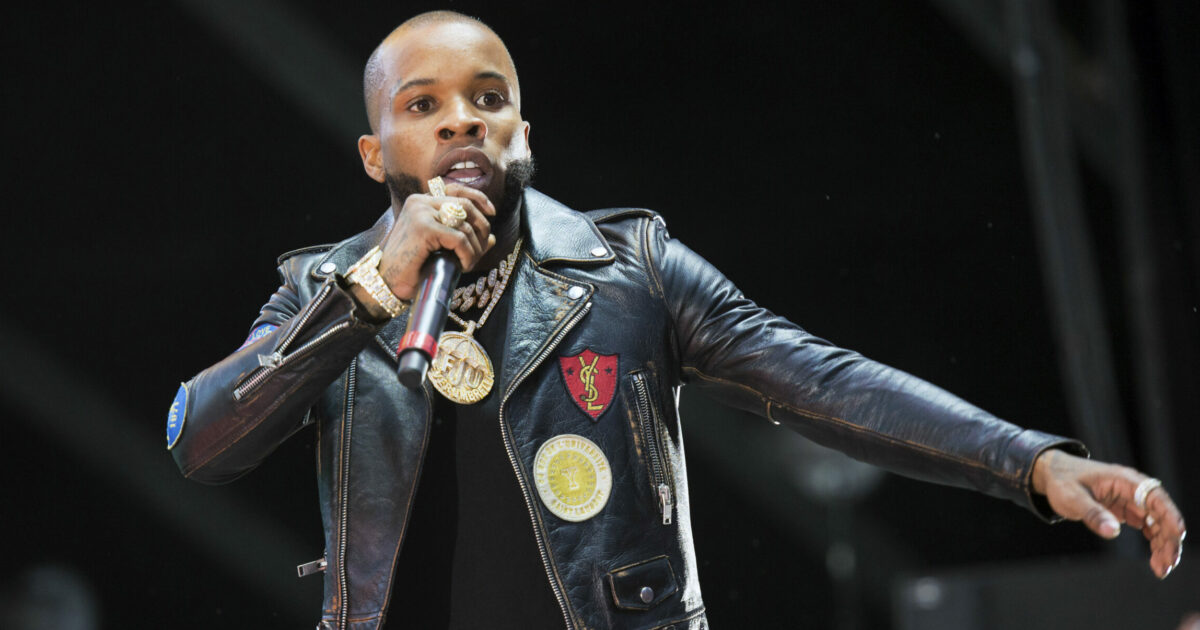 Tory Lanez aggredito con 14 coltellate in una cella del suo carcere: “Ha i polmoni collassati”. Il rapper era stato arrestato per aver sparato a Megan Thee Stallion