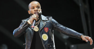 Copertina di Tory Lanez aggredito con 14 coltellate in una cella del suo carcere: “Ha i polmoni collassati”. Il rapper era stato arrestato per aver sparato a Megan Thee Stallion