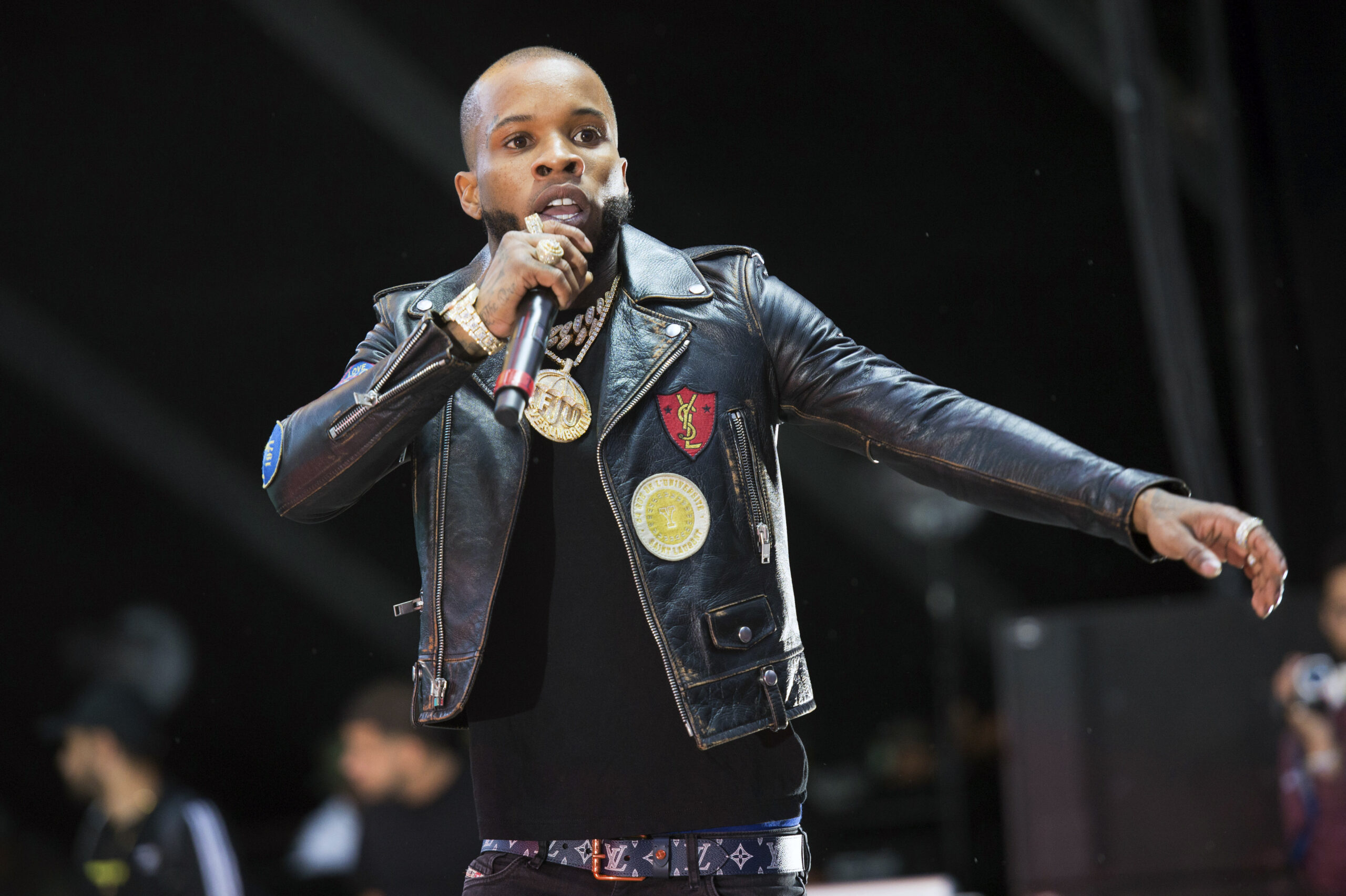 Tory Lanez aggredito con 14 coltellate in una cella del suo carcere: “Ha i polmoni collassati”. Il rapper era stato arrestato per aver sparato a Megan Thee Stallion Tory Lanez aggredito con 14 coltellate in una cella del suo carcere: “Ha i polmoni collassati”. Il rapper era stato arrestato per aver sparato a Megan Thee Stallion