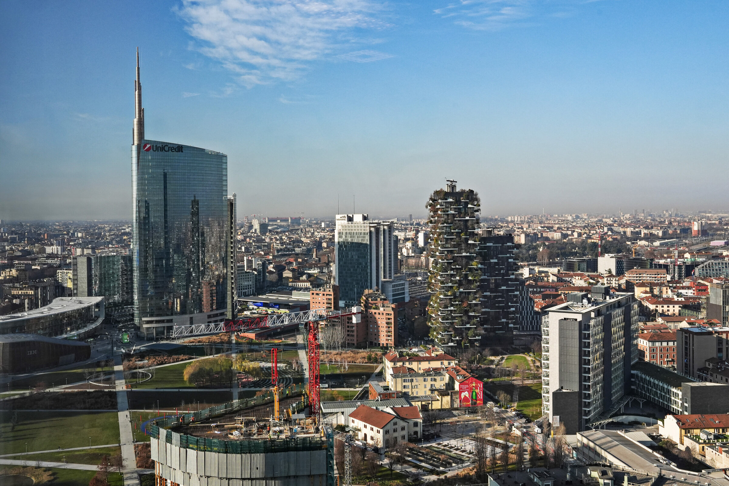 residenti sempre più in difficoltà ma bloomberg celebra la milano meta dei ricchi inglesi