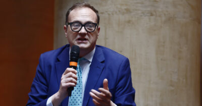 Copertina di Audizioni sullo Stato di diritto, Cerno: “Io censurato dal Parlamento Ue”. Ma Pd e M5s: “La richiesta era fuori tempo”