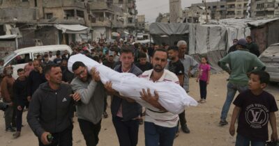 Copertina di Massacro di Israele a Gaza: 60 morti nella notte e altri 20 oggi. Ufficio Netanyahu: “Macron sta con i terroristi”