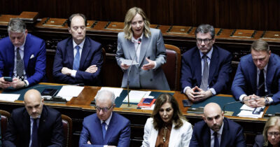 Copertina di Sul riamo faccia a faccia Conte Meloni: “Si è fatta fregare due volte dall’Ue”. La premier: “Non era antimilitarista quando era al governo”