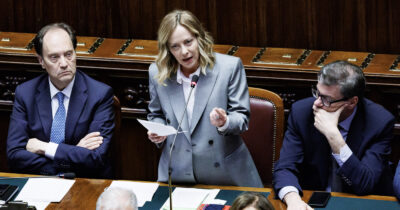 Copertina di Meloni alla Camera: “Con Netanyahu conversazioni difficili, rispetti diritto internazionale. Ma non richiameremo l’ambasciatore”
