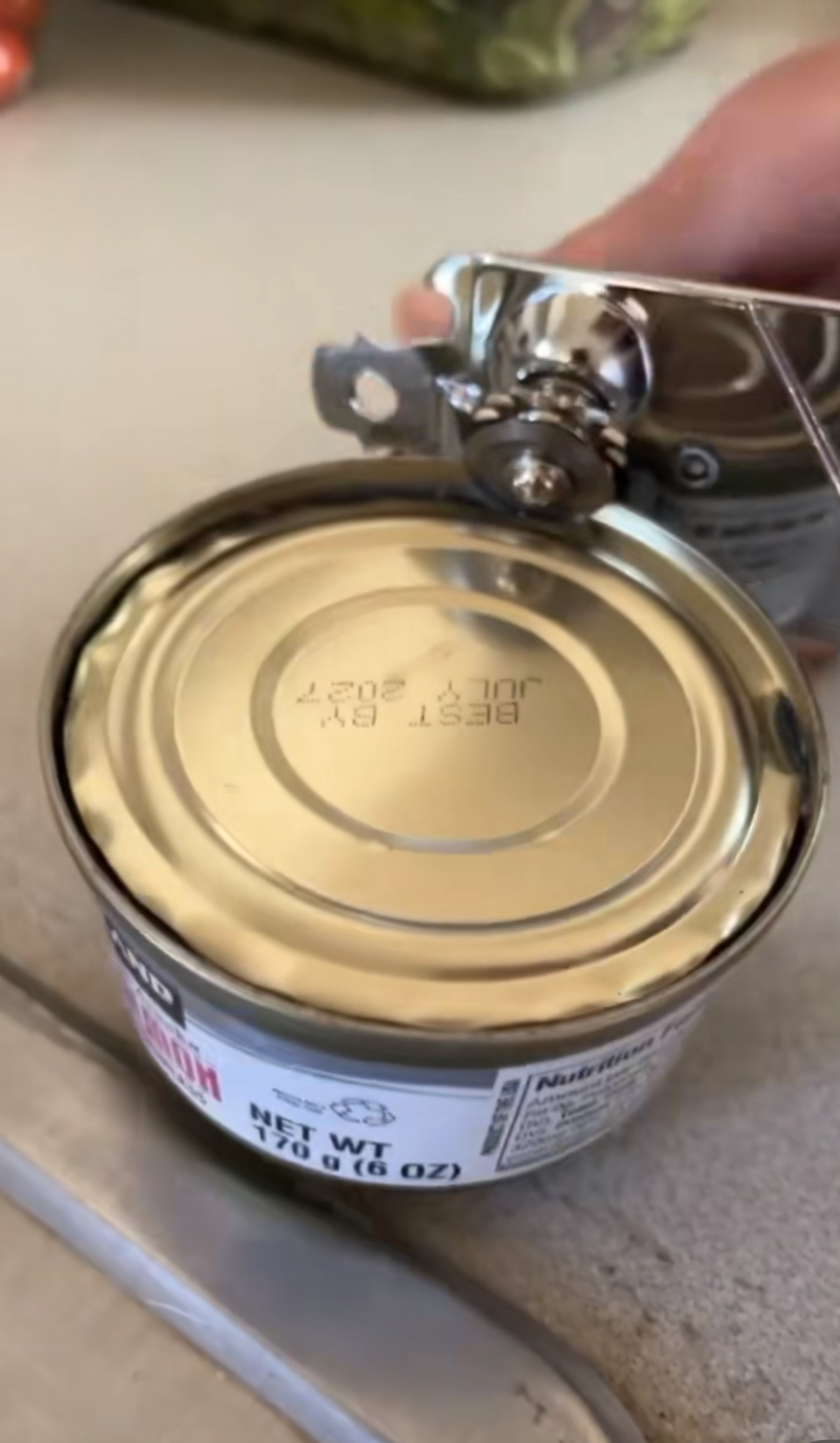 Aperte oltre 170 scatolette di salmone chiuse da 40 anni: la scoperta sorprendente Aperte oltre 170 scatolette di salmone chiuse da 40 anni: la scoperta sorprendente