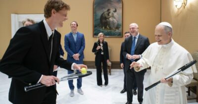 Copertina di Sinner ricevuto da Papa Leone XIV. “Vuole giocare?”: i dettagli dell’incontro tra il numero 1 del tennis e il pontefice – Video