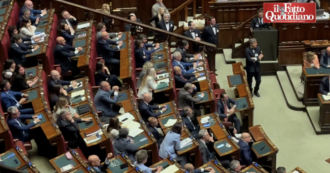 Conte alla Camera: "Tutti in piedi per condannare lo sterminio a Gaza". Ma Meloni e maggioranza restano seduti